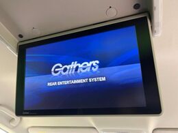 【フリップダウンモニター】大画面モニターで後席でもエンタメをお楽しみいただけます。小さなお子様にも大人気の装備です♪