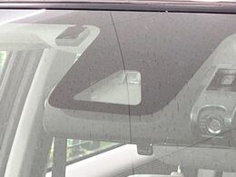【プリクラッシュセーフティ】前方の車両等を検知し、衝突しそうな時は警報で注意を促し、ブレーキを踏む力をサポート。ブレーキを踏めなかった場合は衝突被害軽減ブレーキが作動、衝突回避をサポートします。