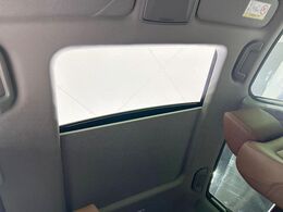 【パノラミックサンルーフ】開放感たっぷりの希少装備、サンルーフが装着されています！車内に明かりを取り入れたり景色を楽しむ以外にも、車内の空気も簡単に換気できて快適です！