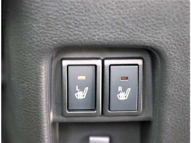 運転席・助手席の座面をしっかり温めるシートヒーター付き！