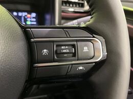 【アダプティブクルーズコントロール】高速道路での長距離走行が楽に！！自動で速度を保つクルーズコントロールが、衝突軽減システムと連携し、前方の車両を感知して車間を保つように速度調節してくれます！！