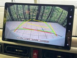 【バックカメラ】駐車時に後方がリアルタイム映像で確認できます。大型商業施設や立体駐車場での駐車時や、夜間のバック時に大活躍！運転スキルに関わらず、今や必須となった装備のひとつです！