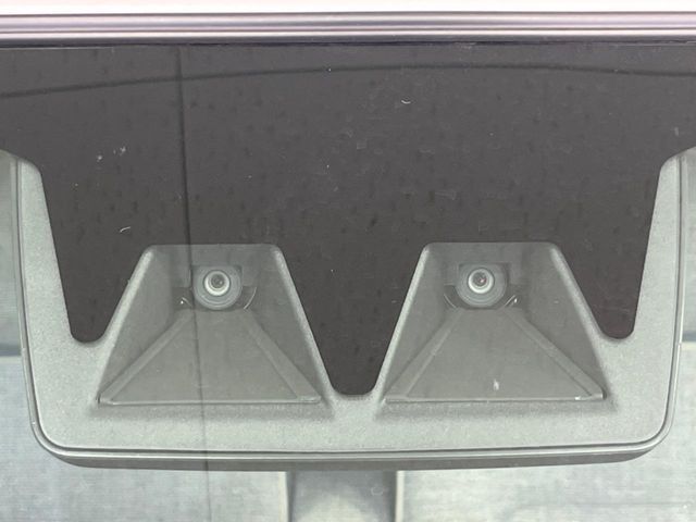 【スマートアシスト】走行中に前方の車両等を認識し、衝突しそうな時は警報とブレーキで衝突回避と被害軽減をアシスト。より安全にドライブをお楽しみいただけます。
