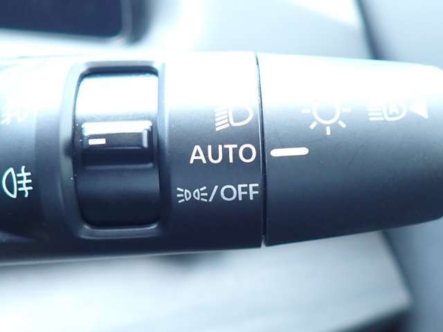 オートライト機能が装備されており暗い場所に入ると車両が検知しライトのON・OFFを自動的に切り替えてくれますので非常に便利な装備です♪