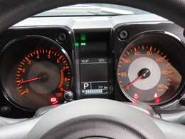 ジムニーらしい飾り気のないシンプルなメーターですね♪