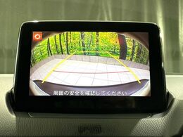 【バックカメラ】駐車時に後方がリアルタイム映像で確認できます。大型商業施設や立体駐車場での駐車時や、夜間のバック時に大活躍！運転スキルに関わらず、今や必須となった装備のひとつです！