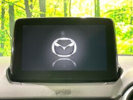 【マツダコネクトナビ】車内の雰囲気にマッチした一体型タイプのナビ。各種車輌設定やBluetooth再生等、様々な機能が楽しめます。直感的なダイヤル操作が可能で、使い勝手も良好です。