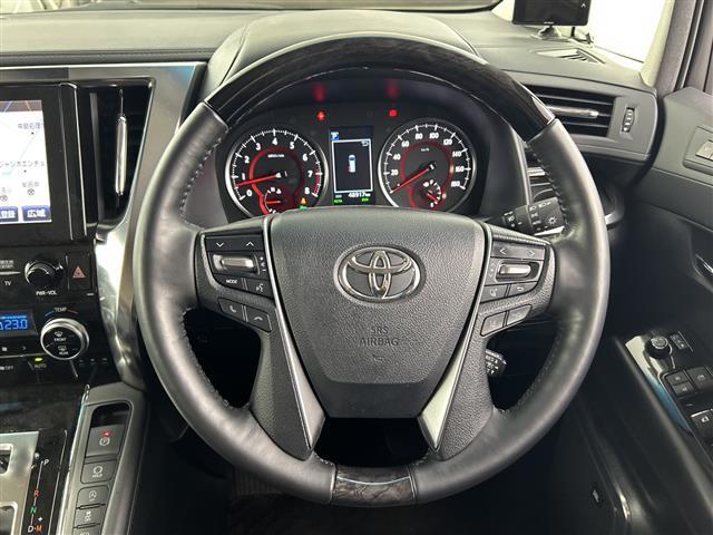 【ステアリングリモコン】手元のボタンから、オーディオやナビなどの操作ができるので、よそ見をせずに安全に運転に集中できます！