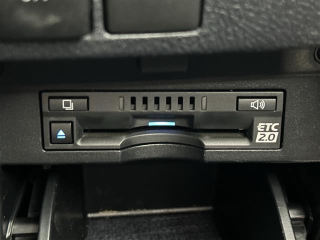 【ETC】有料道路を利用する際に料金所で停止することなく通過できる、ETC車載器（ノンストップ自動料金収受システム機器）が装備されています。セットアップを行うことで利用可能になります。