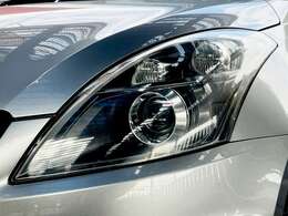 ヘッドライトの曇りや黄ばみは、夜間走行時の視界悪化に繋がります。こちらのヘッドライトは黄ばみもなく大変きれいな状態です♪