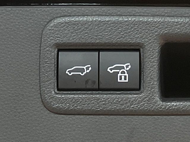 【パワーバックドア】スマートキーや運転席のボタンを押すだけでリアゲートが自動で開閉します！荷物を持っている時や、高い位置にあるバックドアを閉める際に便利な機能です♪