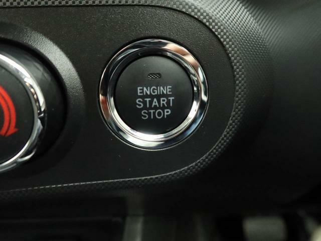 スタートボタンを押すだけで簡単にエンジンがかけられます。