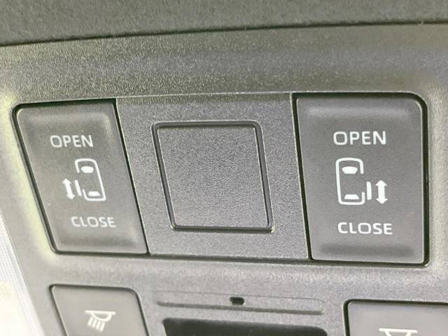 【両側パワースライドドア】スマートキーや運転席のスイッチで後席両側スライドドアの開閉が可能♪電動だから力を入れてドアを開ける必要が無く、小さなお子様でも簡単に開け閉めでき快適です♪