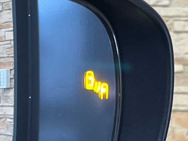 【ブラインドスポットモニター（BSM）】車線変更時に車両後方から来る車両を検知し安全をサポートする装置です。