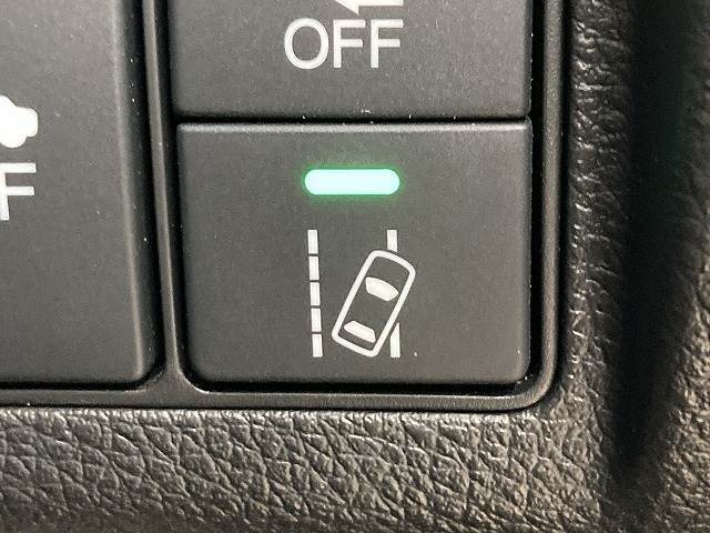 【レーンキープ】走行車線の逸脱を教えてくれる機能。走行時に、クルマが車線から外れていることをカメラが検知すると、ステアリングを微振動させてドライバーに警告します。