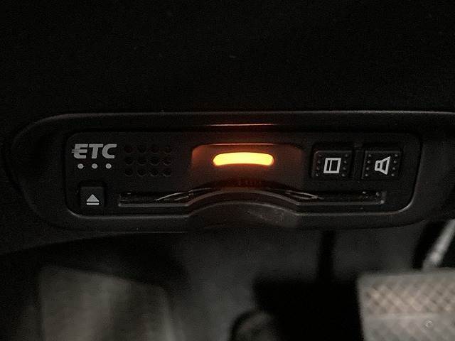 【ETC車載器】を装備しておりますので、ご納車直後からの遠距離ドライブも可能です。土日の利用料金の割引や、朝夕の通行料金を割引料金で高速道路をお楽しみいただけます。