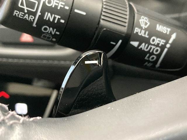 【パドルシフト】高速道路走行時など、エンジンブレーキを使用する際にはお手元で簡単にシフトダウン出来ます。