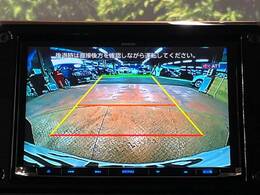 【バックカメラ】駐車時に後方がリアルタイム映像で確認できます。大型商業施設や立体駐車場での駐車時や、夜間のバック時に大活躍！運転スキルに関わらず、今や必須となった装備のひとつです！