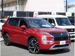車体色は赤と黒（ルーフ）のツートンカラー