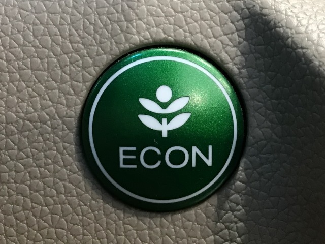 ★ECONスイッチ★　エコドライブを加速しよう！スイッチをONにすると、運転の仕方によるロスを抑え込み燃費をよくするようクルマが頑張ります（＊＾ー＾＊）燃費向上にチャレンジ♪