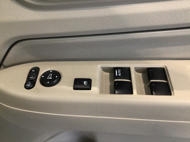 【パワーウィンドウ】指一本で窓の開閉ができるパワーウィンドウを装備しています。