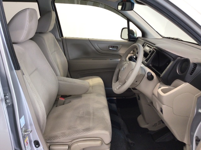 【前席】充分な広さを確保した、快適な前席！インテリアカラーも落ち着いたお色です♪センターアームレストも付いて、リラックスした姿勢で運転していただけます♪