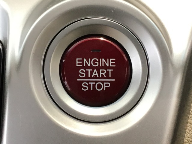 【スマートキー】持っているだけでエンジン始動や、ドアロックの開閉まで出来ちゃう賢く便利なスマートキーを装備！暗くなってもキー穴を捜す必要が無くとっても便利ですから人気の装備です♪