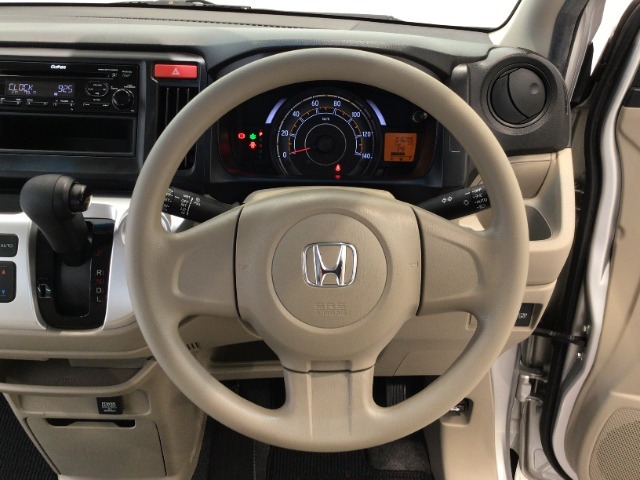 ドライバーの方の動きを考えて設計されたインパネです。使いやすさと同時にスタイルも追求されています。