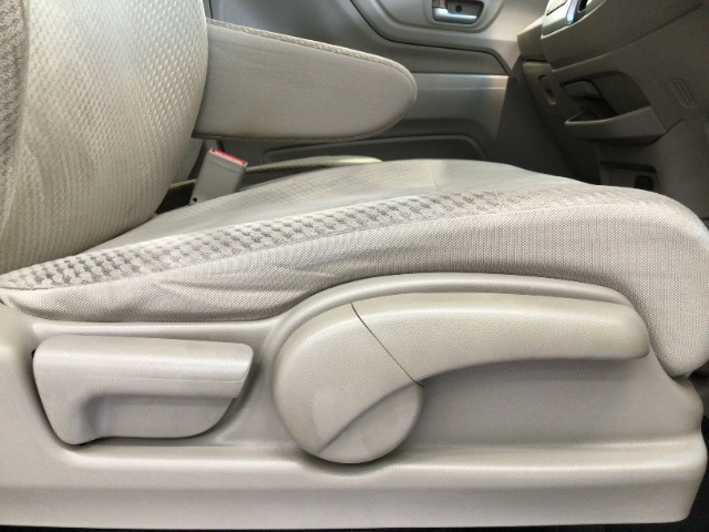 【前席】運転席にはシート高を調整できるハイトアジャスターが装備され、幅広いシートポジションの設定が可能になっております♪