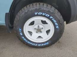 人気のマッドタイヤ使用！ホイールは白に塗装してさらに見た目UP！！気になる方はノーマルタイヤへの変更も可能です。