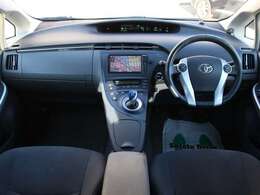 すっきりとしたプリウスらしいデザインのダッシュ回り！フロントビューの視認性もよく運転しやすいと思います★