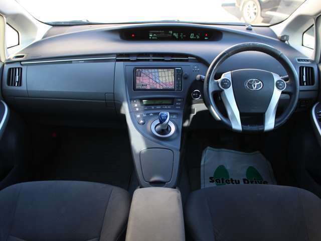 すっきりとしたプリウスらしいデザインのダッシュ回り！フロントビューの視認性もよく運転しやすいと思います★
