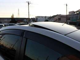 サンルーフを装備☆車内の換気にとても便利で採光性にも優れていますしなにより開放感と高級感がありますね☆後付けできない装備ですのでぜひ装着車をお勧めいたします☆
