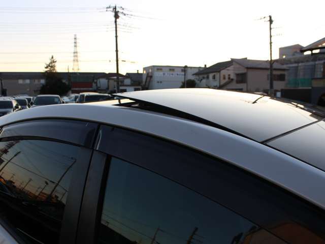 サンルーフを装備☆車内の換気にとても便利で採光性にも優れていますしなにより開放感と高級感がありますね☆後付けできない装備ですのでぜひ装着車をお勧めいたします☆