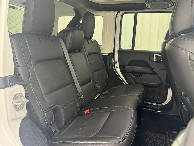 セカンドシートはくつろぎの空間。大人二人が乗っても十分なスペースです。