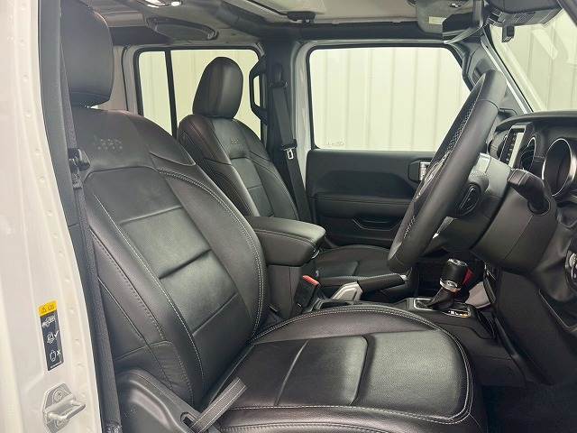 【レザーシート】ならではの高級感あふれる内装がこたわりのアイテム。見た目の高級感とより上質な座り心地をお楽しみください。