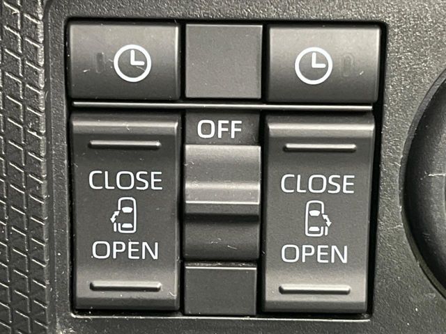 【両側パワースライドドア】スマートキーや運転席のスイッチで後席両側スライドドアの開閉が可能♪電動だから力を入れてドアを開ける必要が無く、小さなお子様でも簡単に開け閉めでき快適です♪