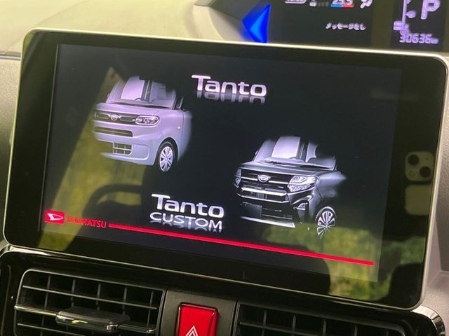 【純正ナビ】人気の純正ナビを装備しております。ナビの使いやすさはもちろん、オーディオ機能も充実！キャンプや旅行はもちろん、通勤や買い物など普段のドライブも楽しくなるはず♪