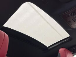 【ムーンルーフ】開放感たっぷりの希少装備、サンルーフが装着されています！車内に明かりを取り入れたり景色を楽しむ以外にも、車内の空気も簡単に換気できて快適です！