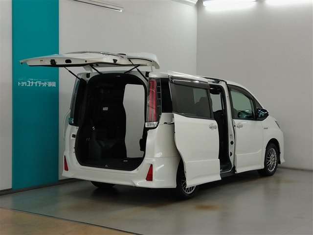 バックドアとスライドドアを開口させた状態です。