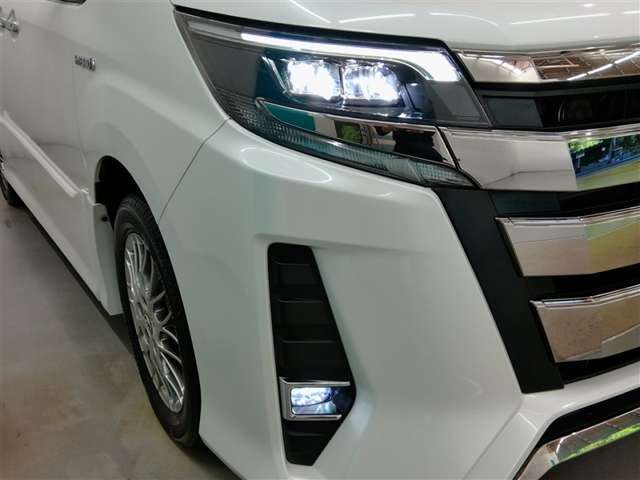 LEDヘッドライトとフォグランプのコラボです。雨や雪の日も安心！フォグランプがお車の存在を際立たせますね♪