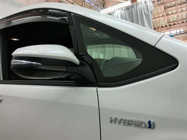 ドアミラーは電動格納機能もあります。駐車する際にこの機能があると大変便利ですね。