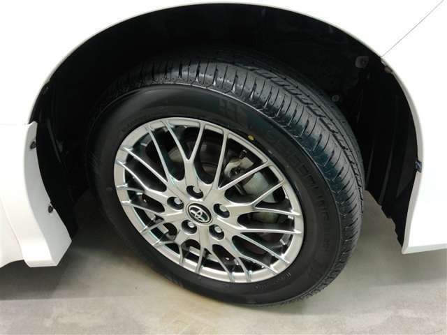 スポーティな印象を与えるアルミホイールです。どこまでも走っていきたくなるようなデザインですね♪