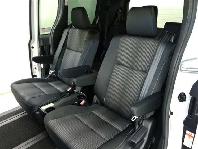 助手席側からの2列目シートビューです。キャプテンシートですのでチャイルドシートの設置場所としてオススメです♪