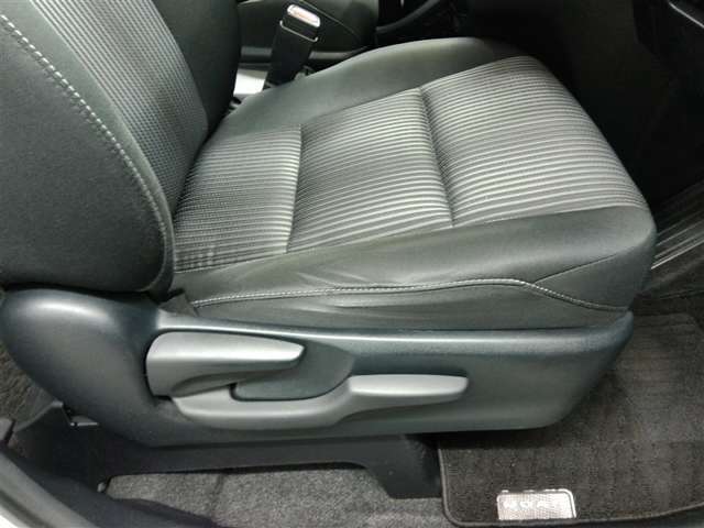運転席です。座席の上下もできるシートアジャスター付きです。