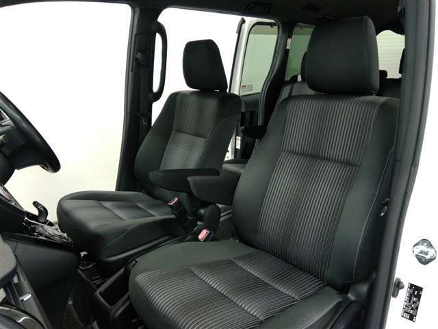 助手席側からの前席ビューです。ファブリックで包み込んだベーシックなシートです。通気性が良くて蒸れにくい上に、保温性も高いので冬場でも冷えを感じにくいです♪