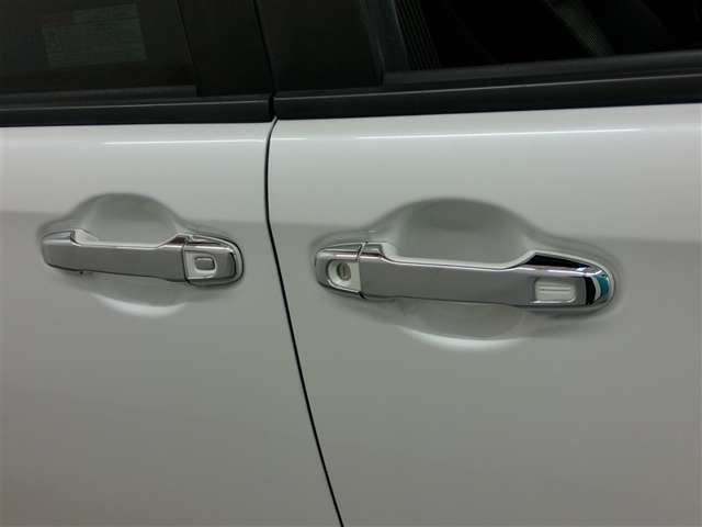 アウトサイドドアハンドルはメッキ加飾です。
