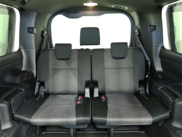 3列目シートもひろびろとしたスペースを確保しています。大人数でのお出かけもばっちりです！