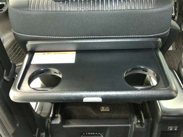 2列目用のシートバックテーブルが装備されています。