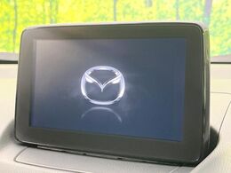 【マツダコネクトナビ】車内の雰囲気にマッチした一体型タイプのナビ。各種車輌設定やBluetooth再生等、様々な機能が楽しめます。直感的なダイヤル操作が可能で、使い勝手も良好です。
